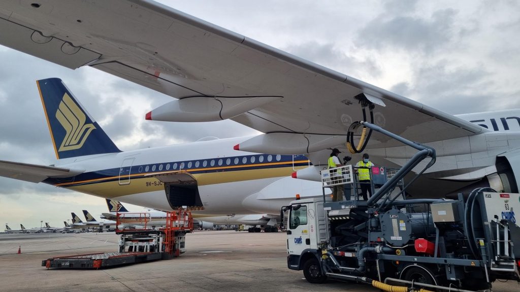 Singapore Airlines plane being loaded with sustainable aviation fuel