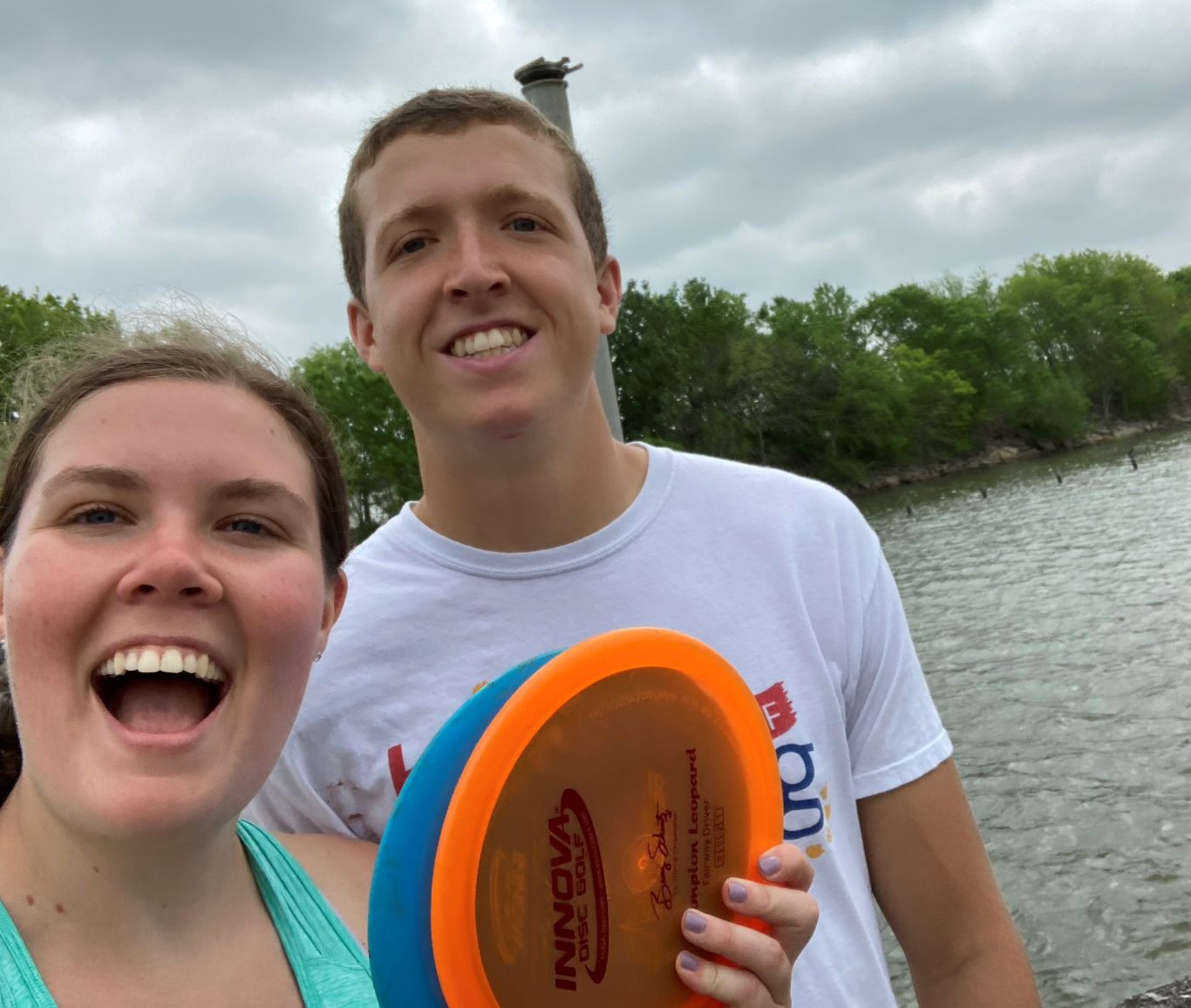 Matthew McConomy and his girlfriend playing disc golf